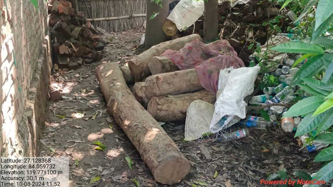 बगहा रेलवे ढाला के समीप से शीशम व सागवान की 10 गुल्ली लकड़ी जब्त