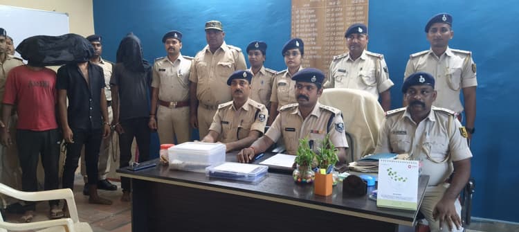 दो इनामी अपराधी हथियार के साथ गिरफ्तार