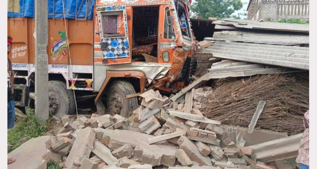 ट्रक ने हाईवा में मारी टक्कर, चालक व उपचालक की मौत