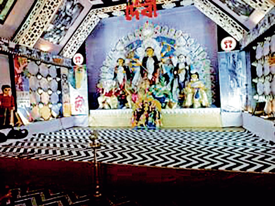 वृद्धाश्रम के बुजुर्गों ने किया पंडाल का उद्घाटन