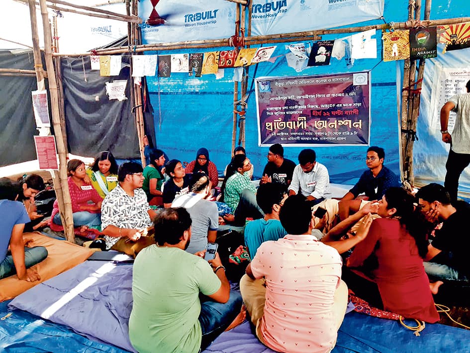 बांकुड़ा मेडिकल कालेज व अस्पताल के जूनियर डॉक्टरों का अनशन