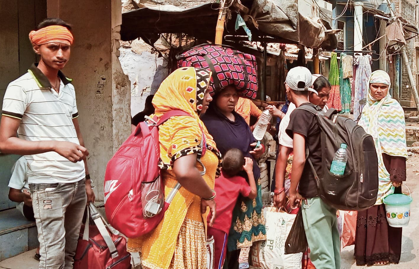 Chhapra News : शाम छह बजे के बाद ग्रामीण इलाकों के लिए नहीं मिलती सवारी गाड़ी, परेशानी