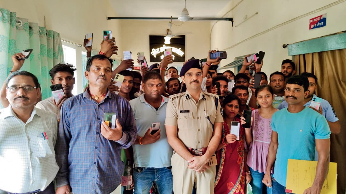 HAJIPUR NEWS : पुलिस ने 60 धारकों के लौटाये चोरी व गुम हुए मोबाइल फोन