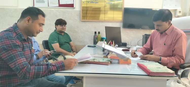 Bokaro News: आयुष्मान भारत योजना से जुड़ें लाभुकों का रखें ध्यान : डॉ अरविंद