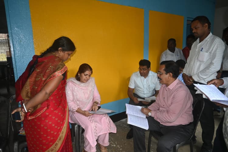 BOKARO NEWS : डीसी ने कॉपियां जांची, मिली गलतियों की भरमार, कार्रवाई