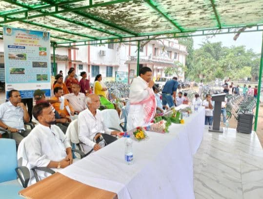 विधायक बादल ने किसानों के बीच सॉइल हेल्थ कार्ड और खिला़ड़ियों में स्पोर्टस किट का किया वितरण