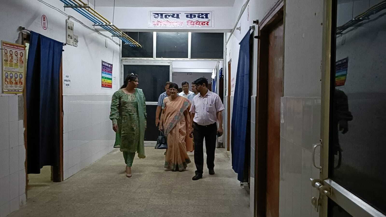 अस्पताल परिसर व इमरजेंसी कक्ष में गंदगी देख लगायी फटकार