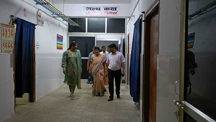 अस्पताल परिसर व इमरजेंसी कक्ष में गंदगी देख लगायी फटकार