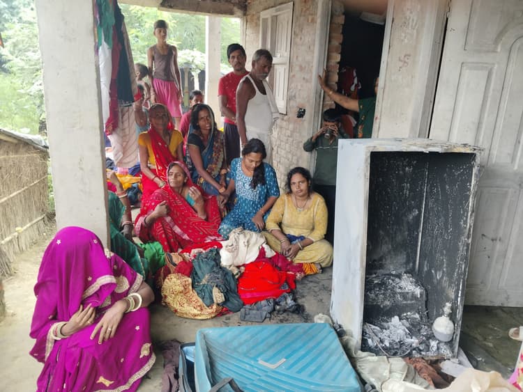 Darbhanga News: धनौली बघरा नवटोली में लगी आग, डेढ़ लाख कैश सहित लाखों की क्षति