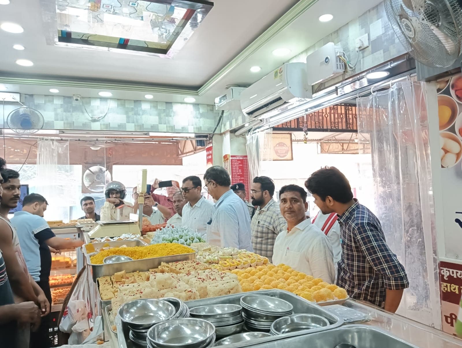 Samastipur News:शहर की मिठाई दुकानों में हुई छापेमारी, मिली गड़बड़ियां