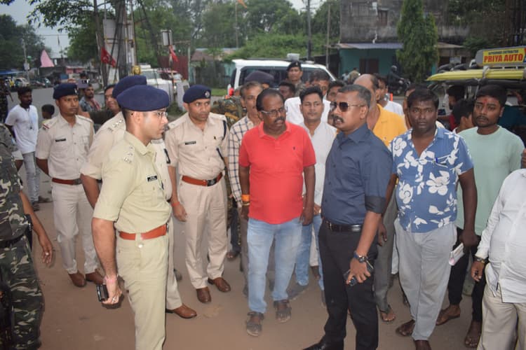 Dhanbad News:एसएसपी ने झरिया के पूजा पंडालों का किया निरीक्षण