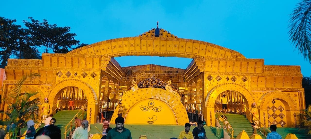 कप्तानपाड़ा दुर्गापूजा में बांस निर्मित मंदिर की चर्चा हर जुबान पर