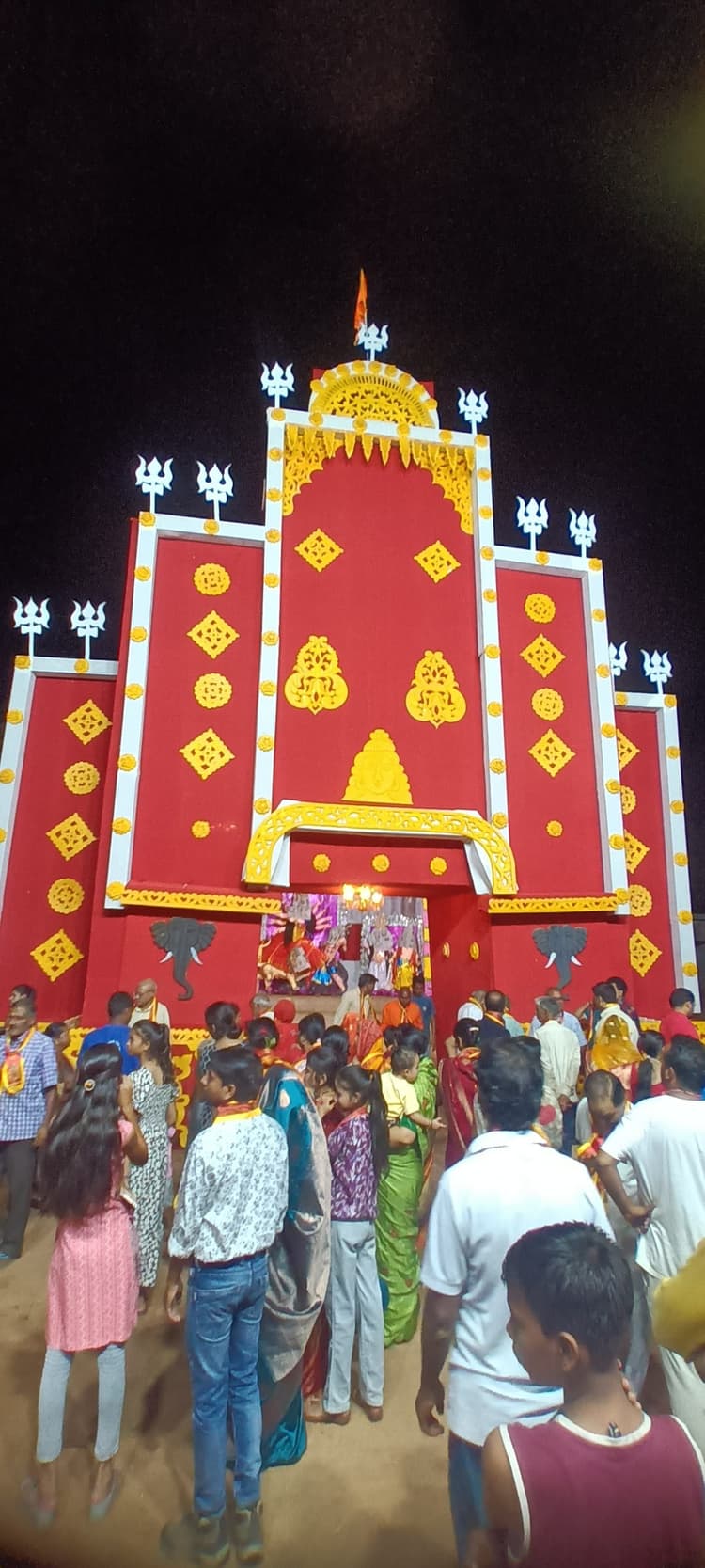 पंडालों के पट खुलते ही उमड़ी श्रद्धांलुओं की भीड़