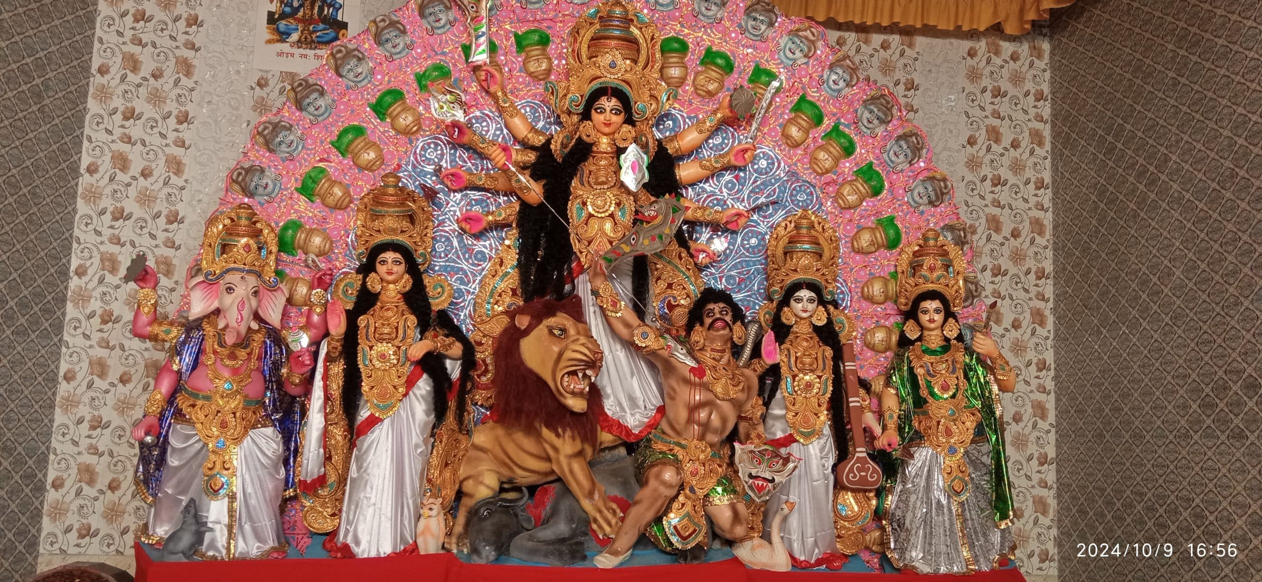 मां दुर्गा का नेत्र पट्ट खुलते ही पूजा पंडालों में शुरू हो गयी आराधना