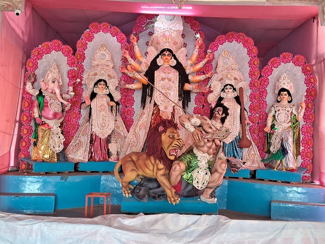 पंडाल का पट खुलते ही मां दुर्गा के दर्शन के लिए उमड़े श्रद्धालु