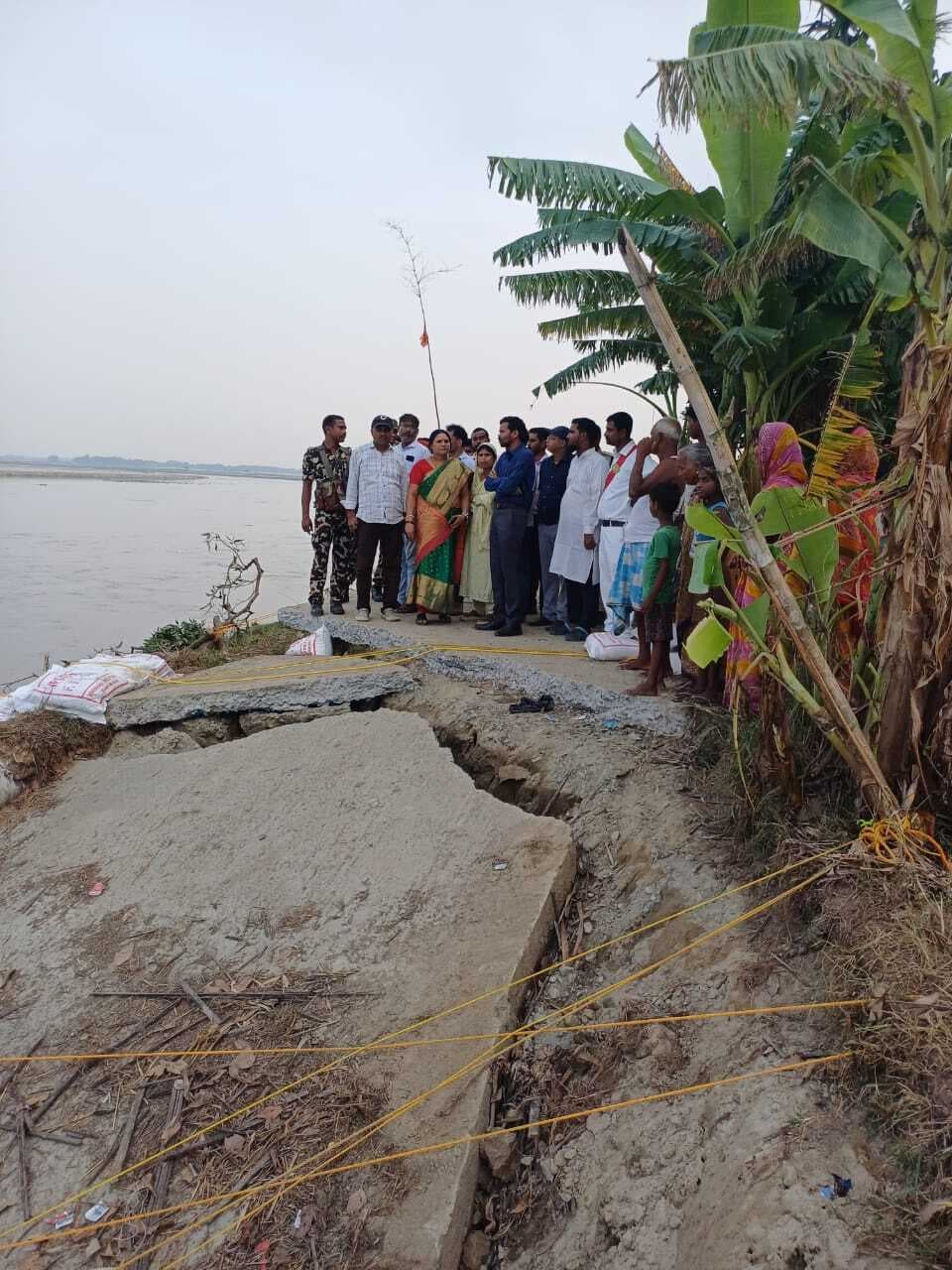 बाढ़ प्रभावित परिवारों से मिले डीएम, अधिकारियों को दिये कई आवश्यक निर्देश