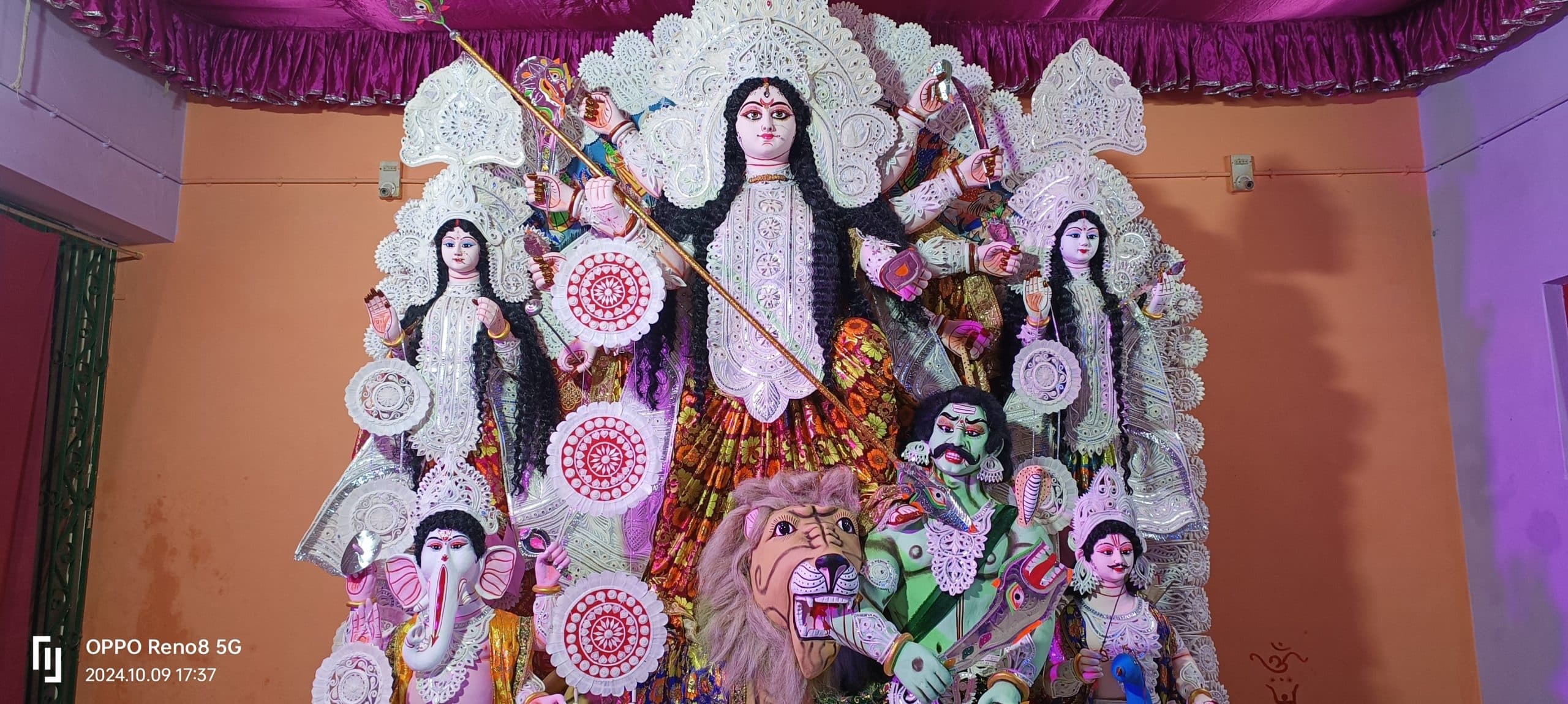 मां के जयकारे से गूंज उठा शहर, पट खुलते ही महिषासुर मर्दनी के दर्शन को उमड़े भक्त