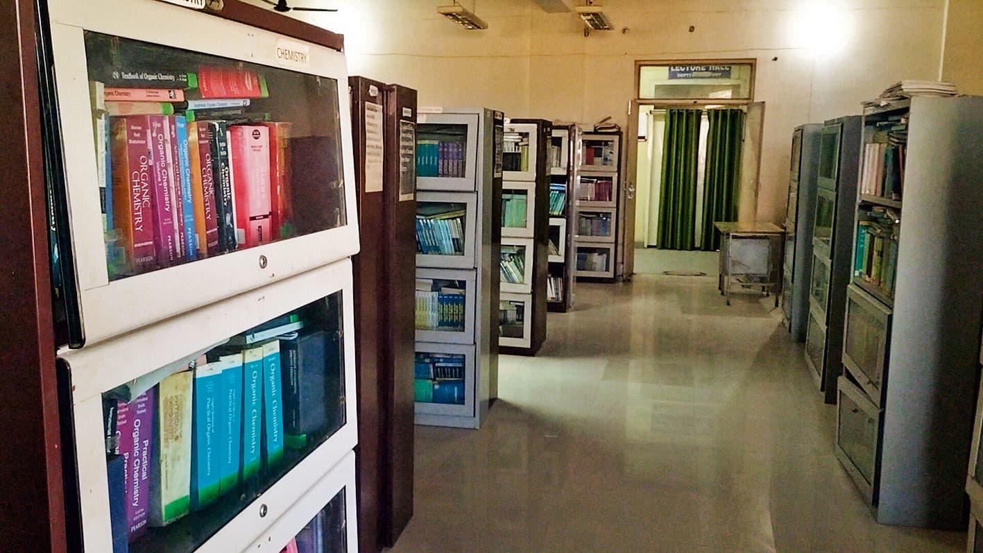 Chhapra News : अपडेट नहीं हुई सेंट्रल लाइब्रेरी पुरानी किताबें ही पढ़ रहे छात्र