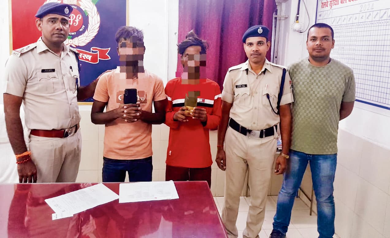 HAJIPUR NEWS : बक्सर स्टेशन से मोबाइल के साथ दो चोर गिरफ्तार