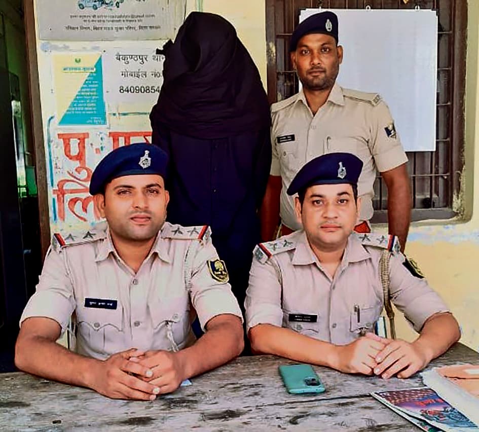 Gopalganj News  : सीवान में पकड़ाया गोपालगंज का इनामी अपराधी कुमार अभिषेक उर्फ राइफल, आर्म्स एक्ट और डकैती के कांड में रहा है वांछित