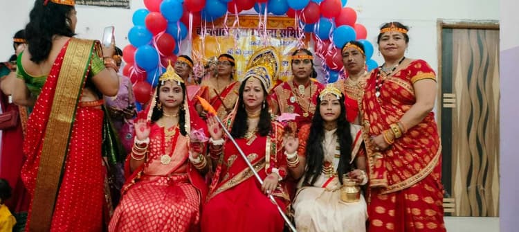 Giridih News:डांडिया में महिलाओं ने मचाया धमाल