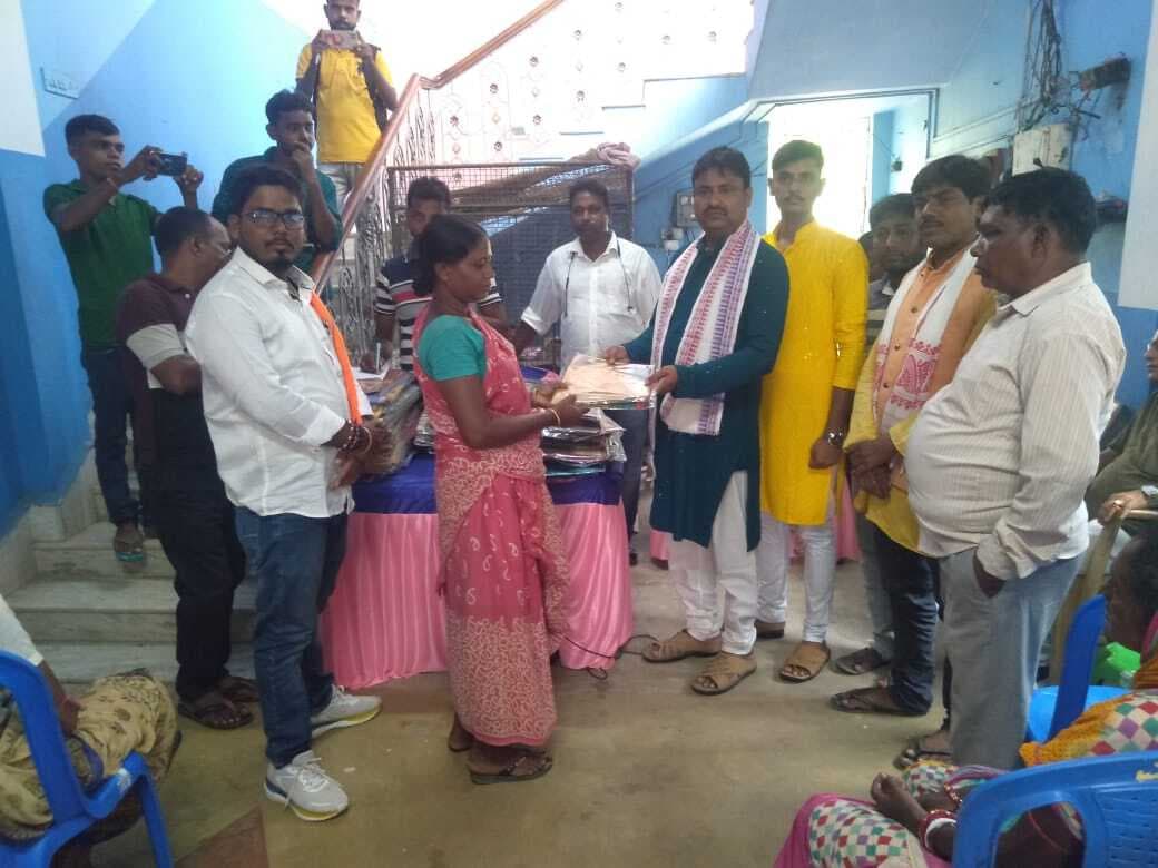 पूर्व भाजयुमो जिलाध्यक्ष ने किया साड़ी का वितरण