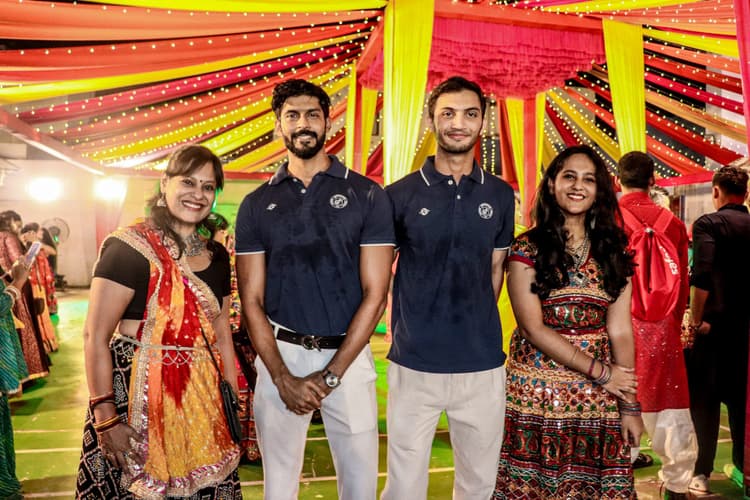 जमशेदपुर एफसी के खिलाड़ियों ने लिया डांडिया का आनंद