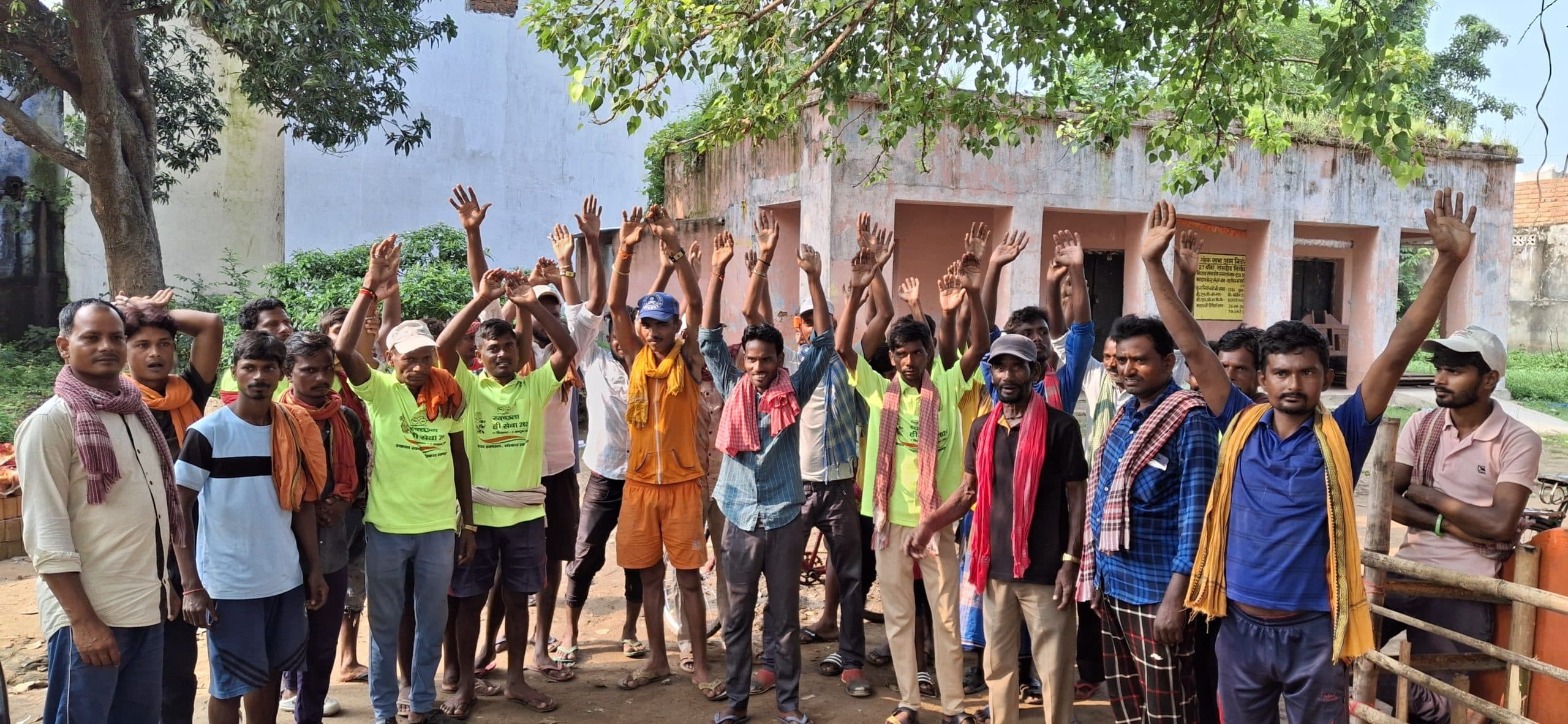 समय पर मजदूरी भुगतान की मांग को लेकर सफाई कर्मियों ने किया प्रदर्शन