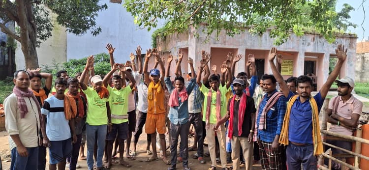 समय पर मजदूरी भुगतान की मांग को लेकर सफाई कर्मियों ने किया प्रदर्शन