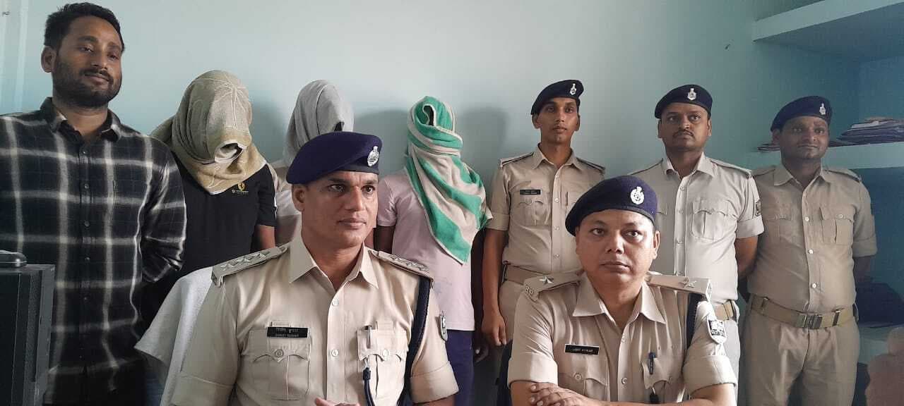 खाता से रुपया निकासी मामले में तीन साइबर अपराधी गिरफ्तार, विभिन्न बैंक का खाता सहित अन्य सामान भी किया जब्त.