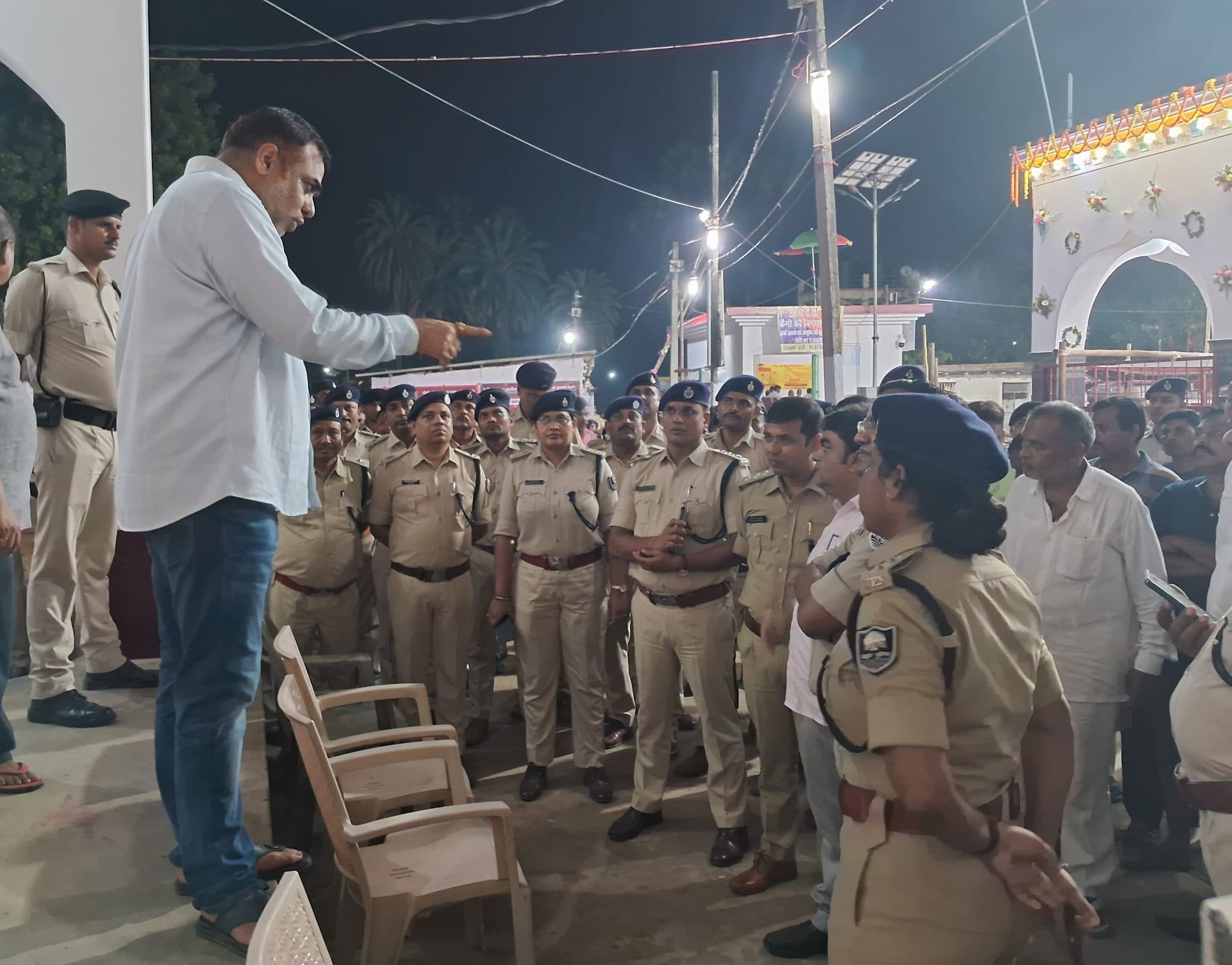 शांतिपूर्ण ढंग से संपन्न करायें दुर्गा पूजा, एसपी ने तिलडीहा दुर्गा मंदिर पहुंच अधिकारियों को पढ़ाया कर्तव्य का पाठ