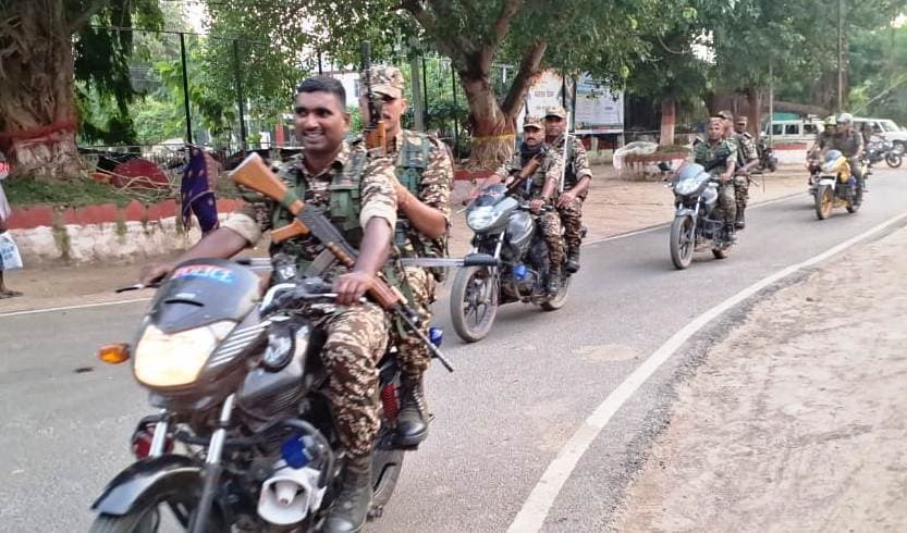 डीएम व एसपी के नेतृत्व में निकला फ्लैग मार्च