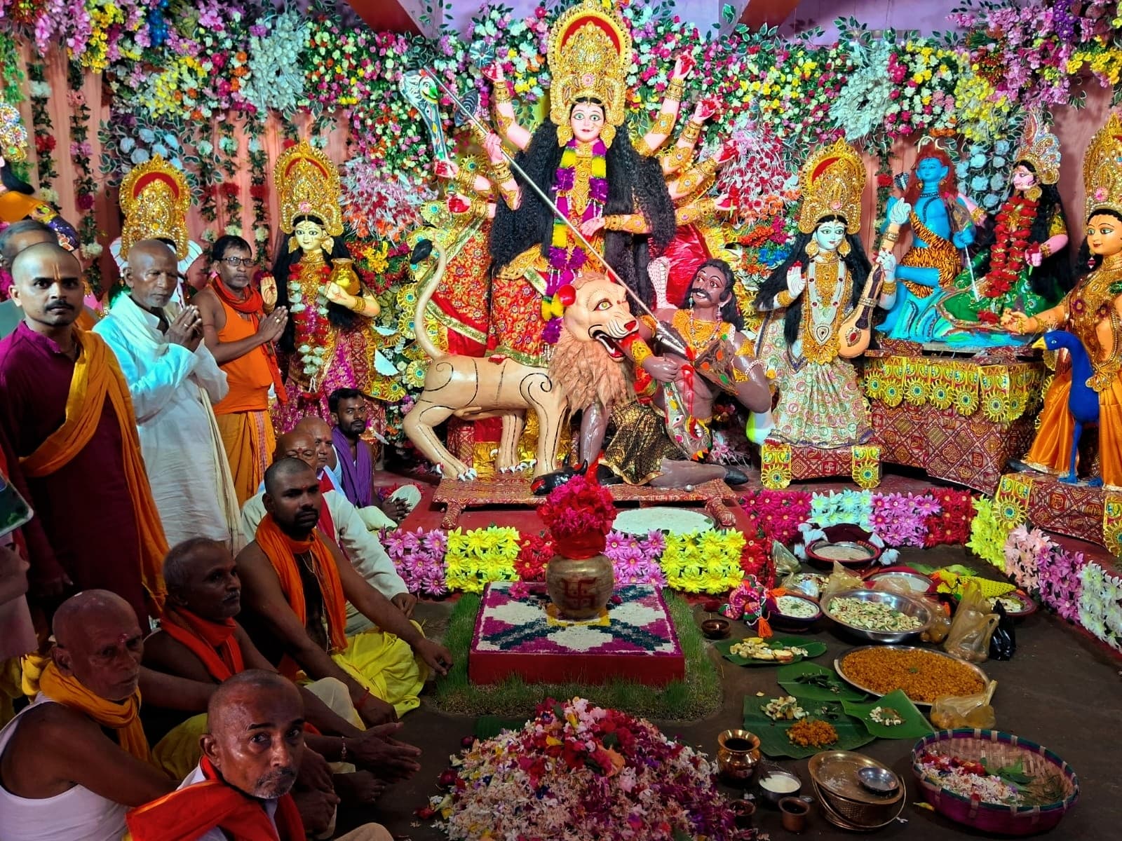 Madhubani News. जोरला गांव में पहले दिन ही खुला मां वैष्णवी दुर्गा का पट