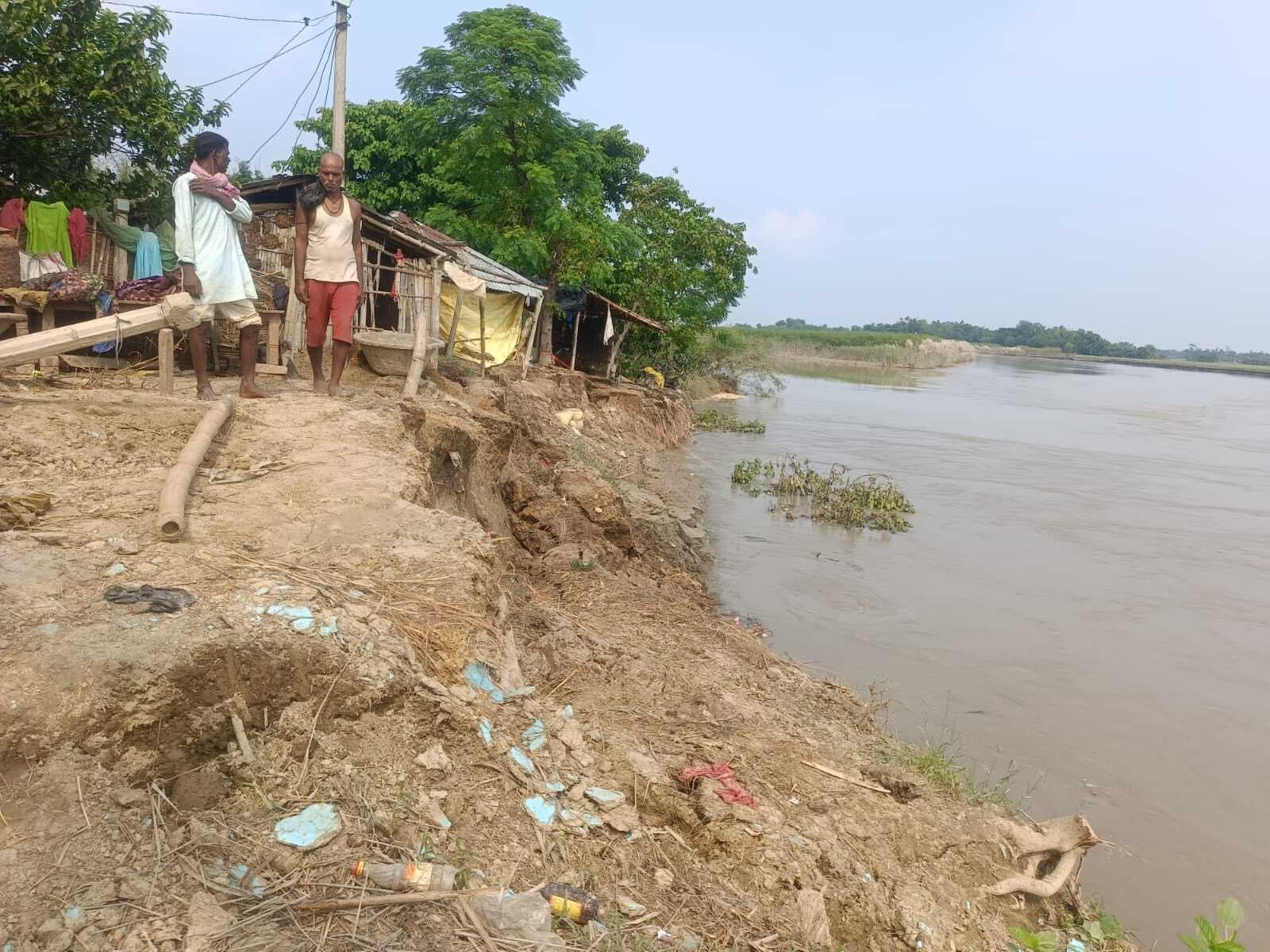 Madhubani News.कोसी नदी के जलस्तर में कमी आने के साथ कटाव तेज