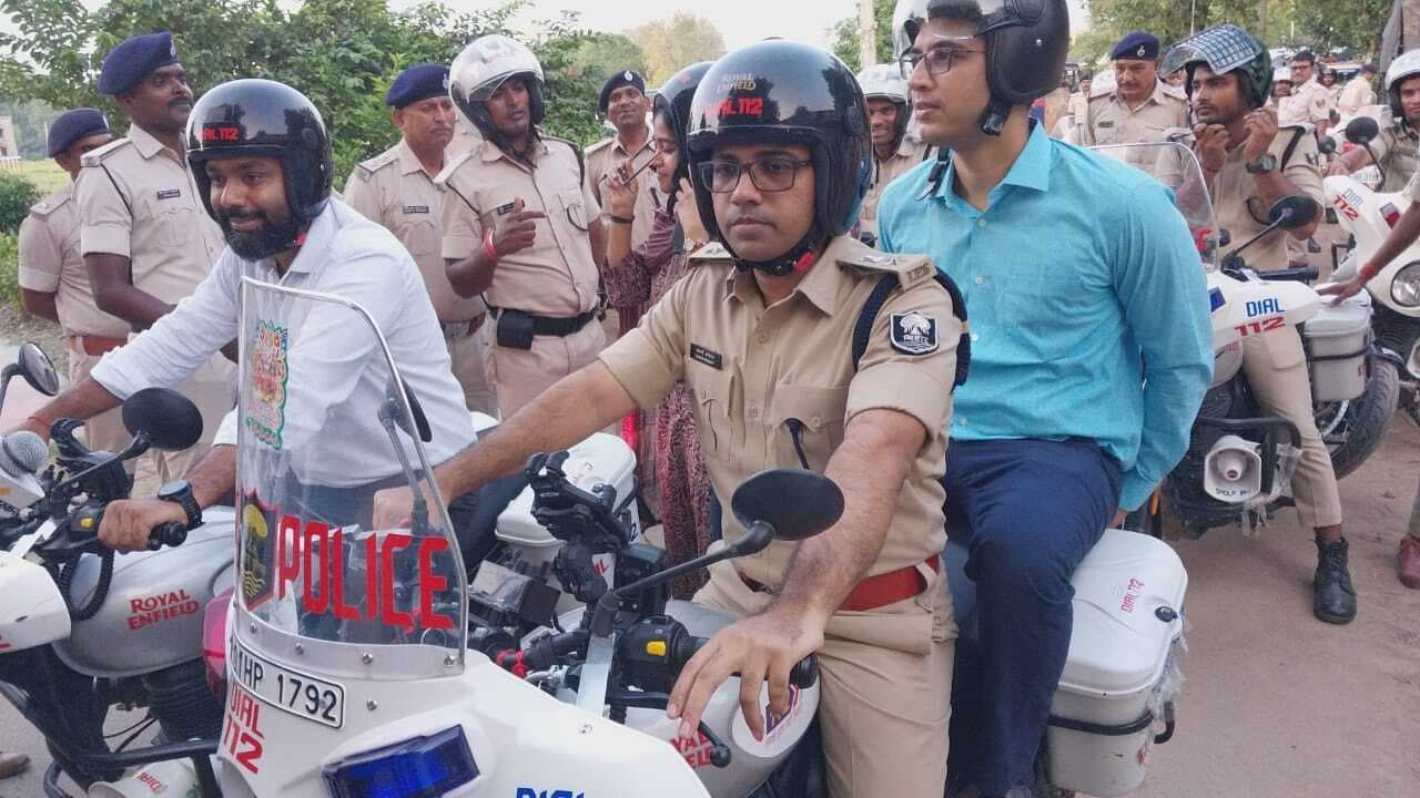 बाइक से डीएम-एसपी ने पंडालों का किया निरीक्षण