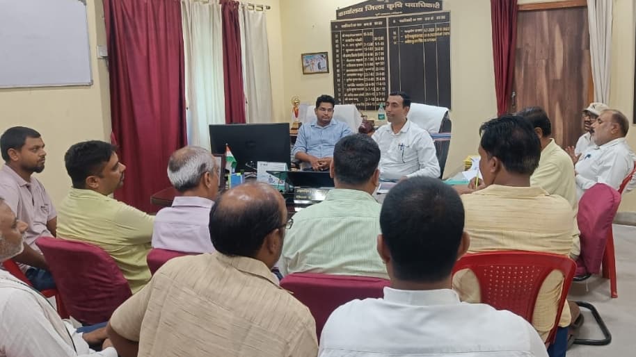 15 तक हर हाल में बीज उठाव कर वितरण करे शुरू : डीएओ