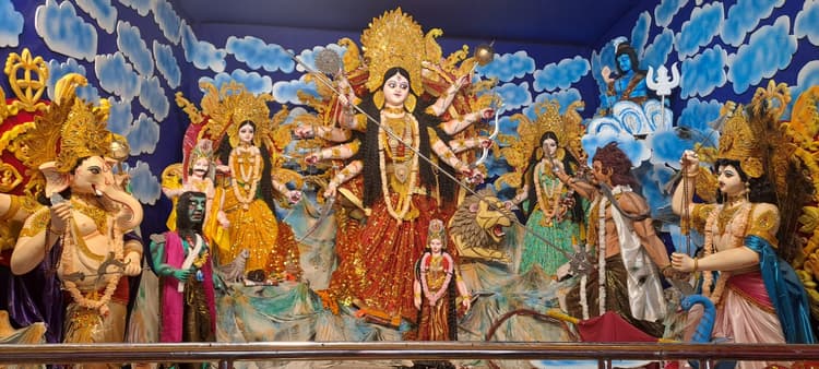 मां का पट खुलते ही पूजा पंडालों में उमड़ी श्रद्धालुओं की भीड़