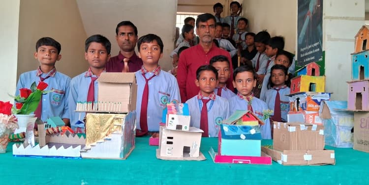 Mark International School: मार्क इंटरनेशनल स्कूल में शैक्षिक प्रदर्शनी आयोजित