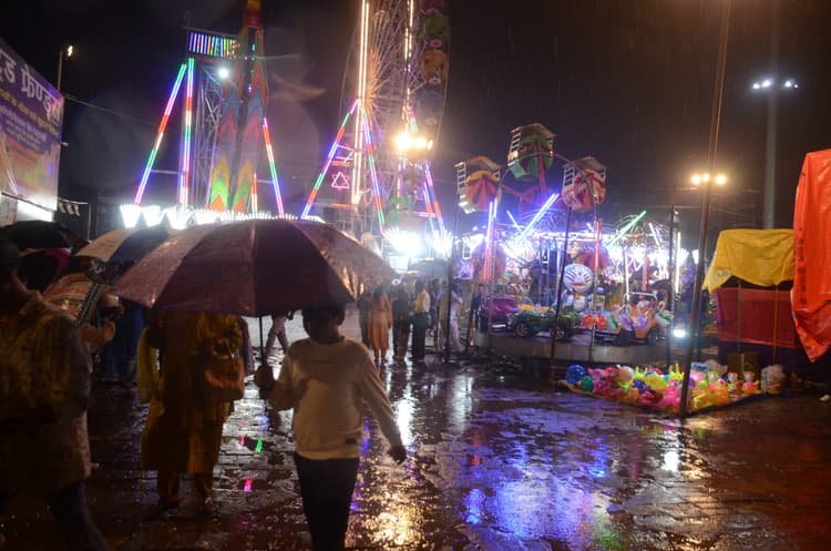 Ranchi news : बेमौसम बारिश ने दूसरे दिन भी दुर्गा पूजा के उत्साह में डाला खलल