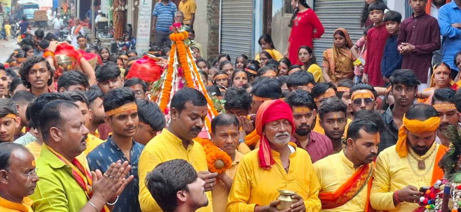 Giridih News:गाजे-बाजे के साथ निकली मां की पालकी यात्रा