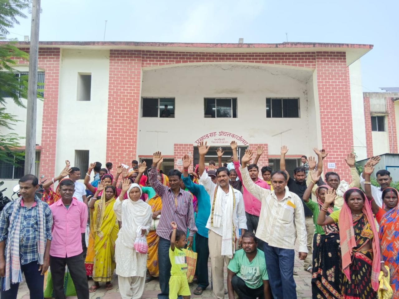 Bokaro News: ग्रामीणों ने राशन के लिए प्रखंड कार्यालय का किया घेराव