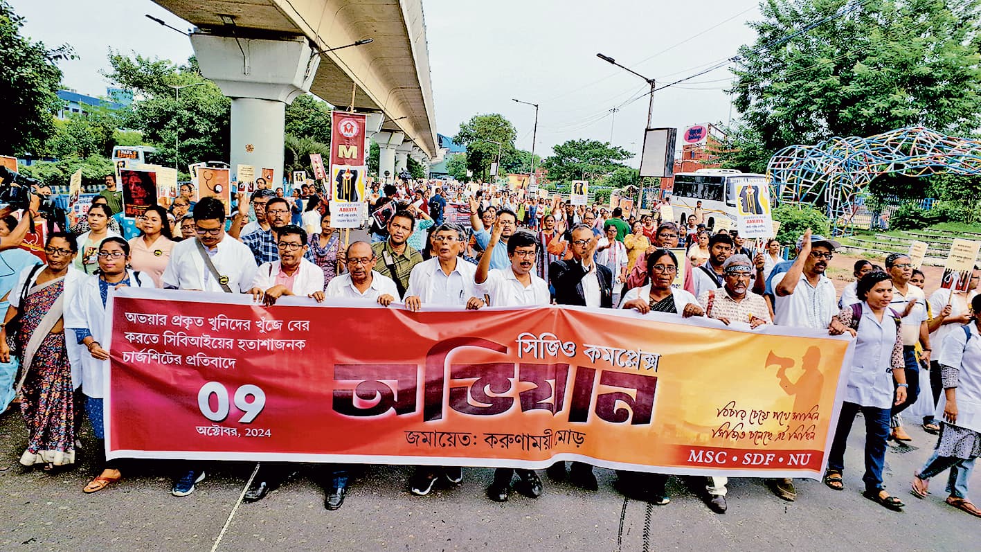 आरजी कर कांड के खिलाफ चिकित्सकों ने निकाली रैली