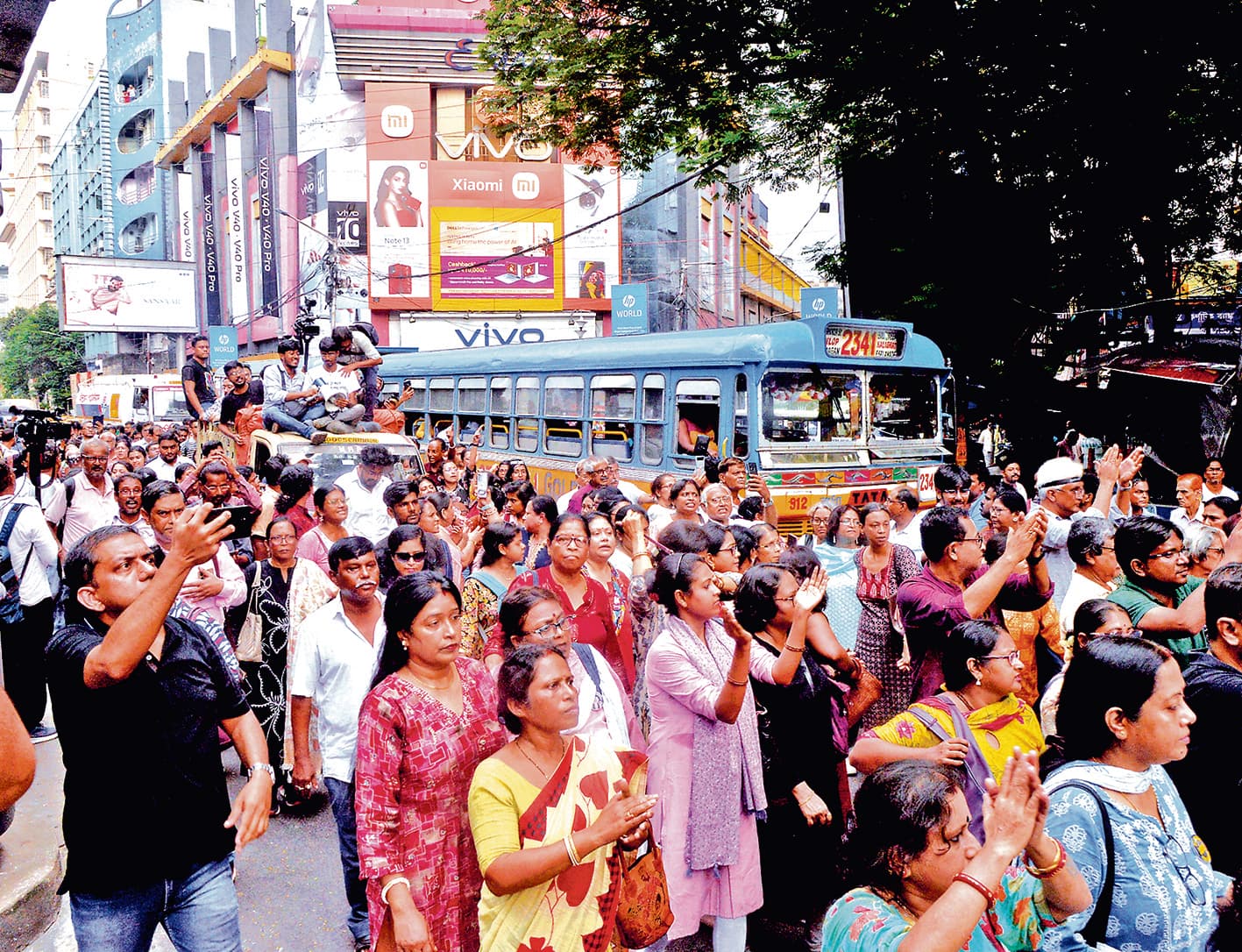 मंडप के बाहर जस्टिस फॉर आरजी कर के लगाये नारे, कई हिरासत में