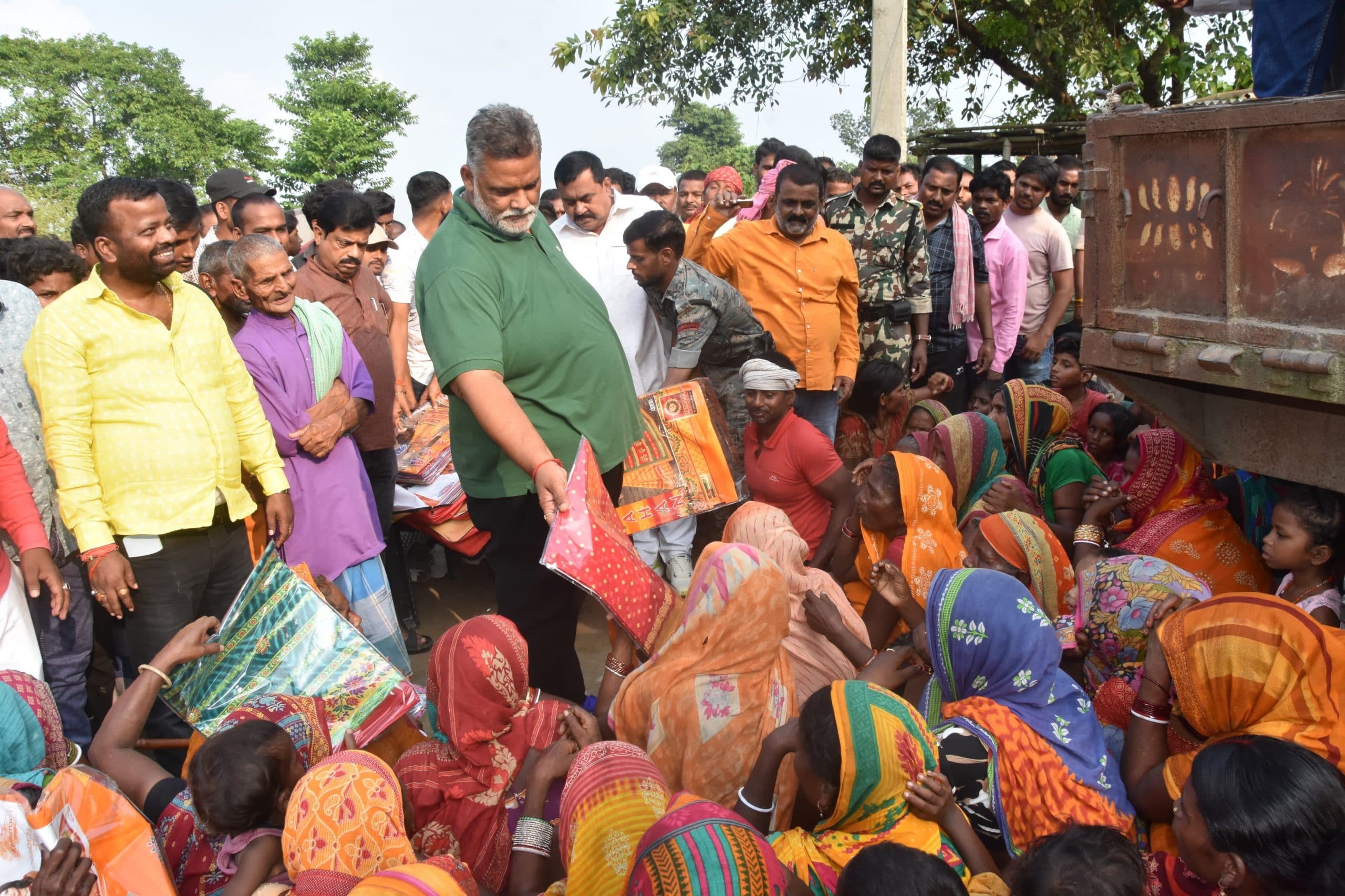 सांसद ने बाढ़ पीड़ितों के बीच बांटी राहत सामग्री, किया आर्थिक सहयोग