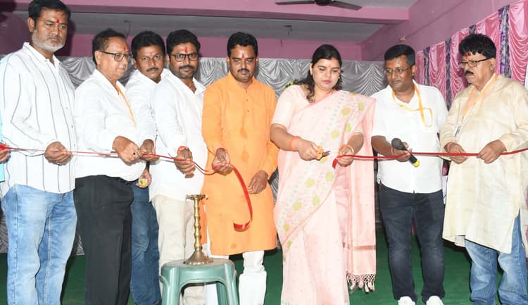 महापौर विभा कुमारी ने किया माता का दर्शन