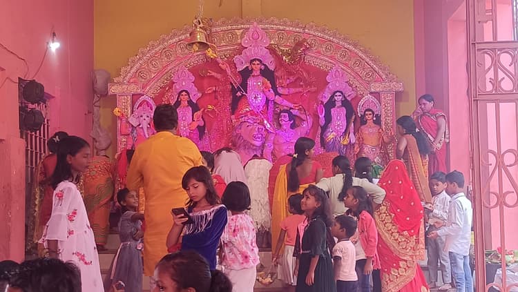महिलाओं ने भरा मां दुर्गा का खोइछा, सिद्धिदात्री की पूजा आज