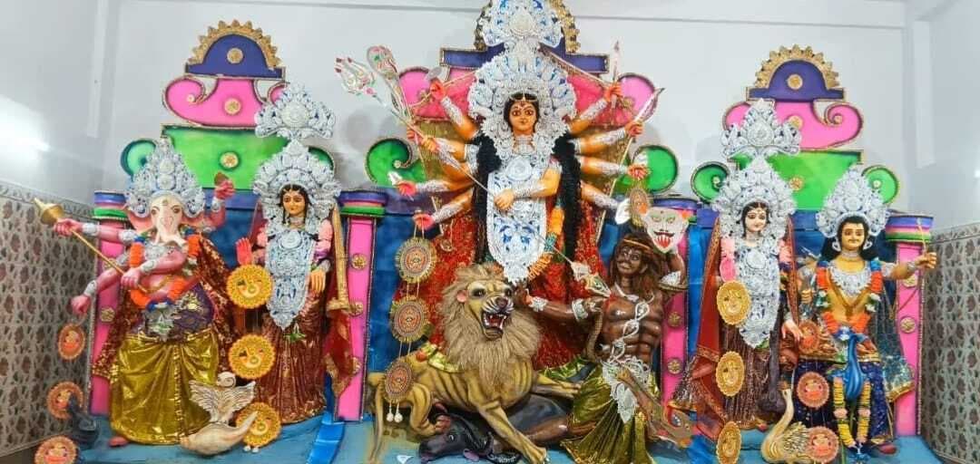 कलश स्थापना के साथ ही मां दुर्गा के वेदी की हुई शृंगार पूजा