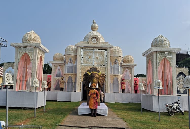 चित्तरंजन में दुर्गोत्सव की धूम, प्रतिमा दर्शन को उमड़ रही भीड़