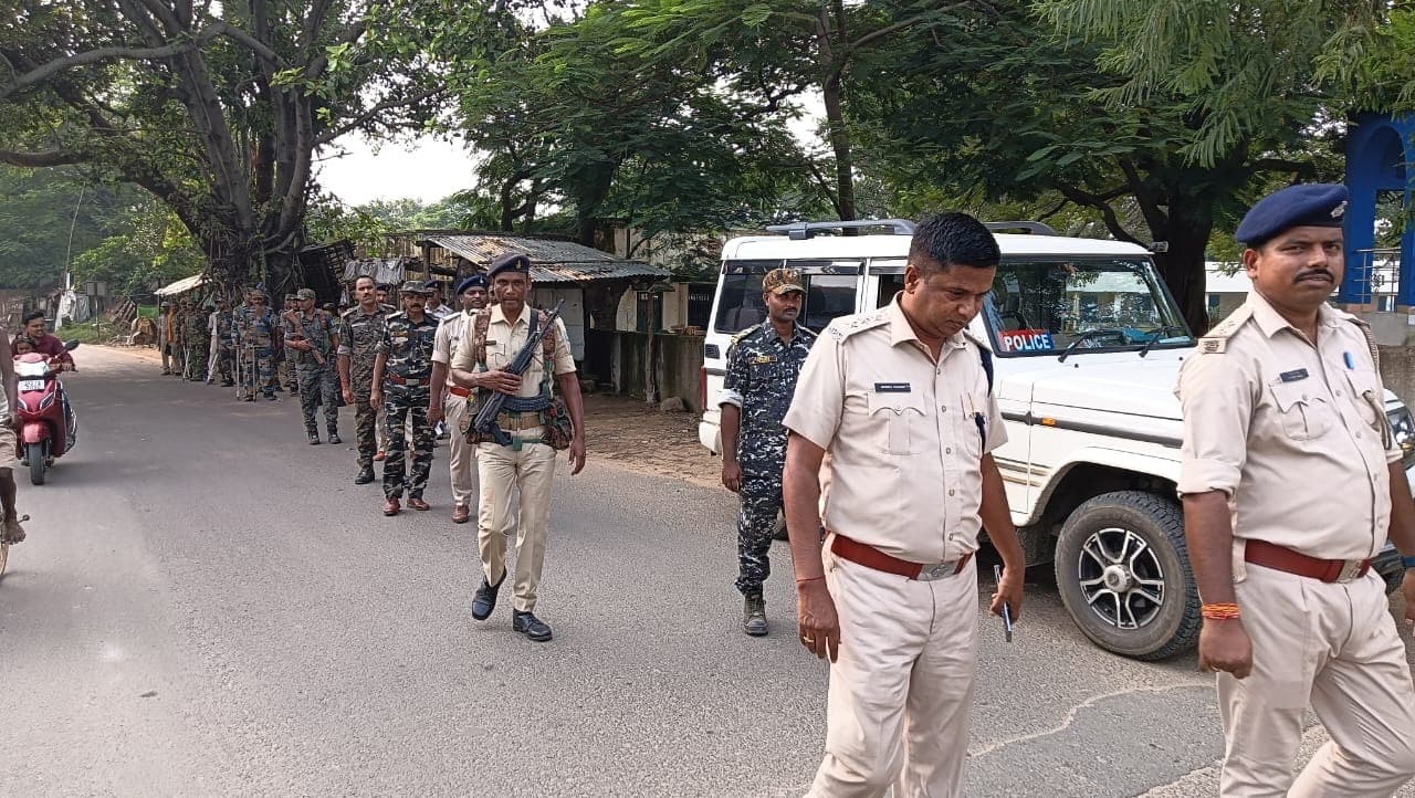 पुलिस ने शांतिपूर्ण दुर्गापूजा संपन्न कराने को लेकर किया फ्लैग मार्च