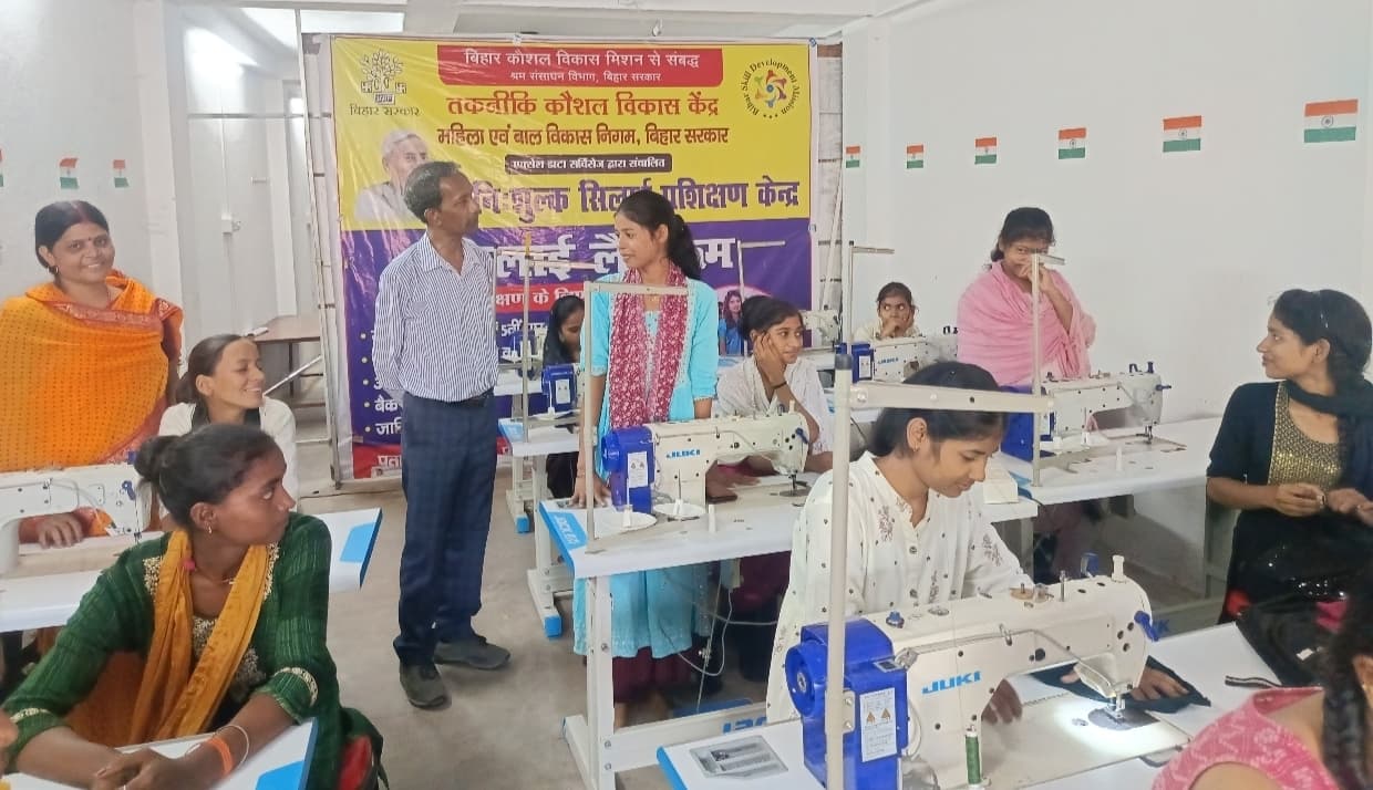 Jamui News : लड़कियों व महिलाओं को दिया जा रहा सिलाई का निःशुल्क प्रशिक्षण